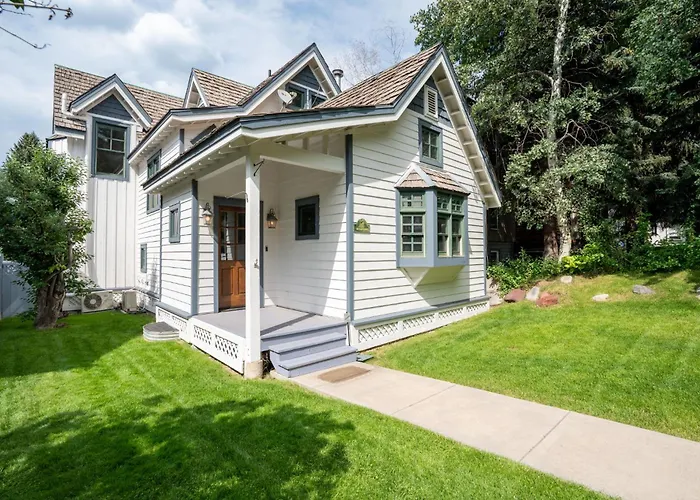 Updated Spacious Home W Ac & Hot Tub Walk To Town!